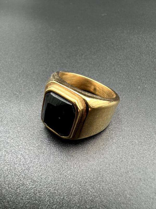 Gold squere ring with onyx stone