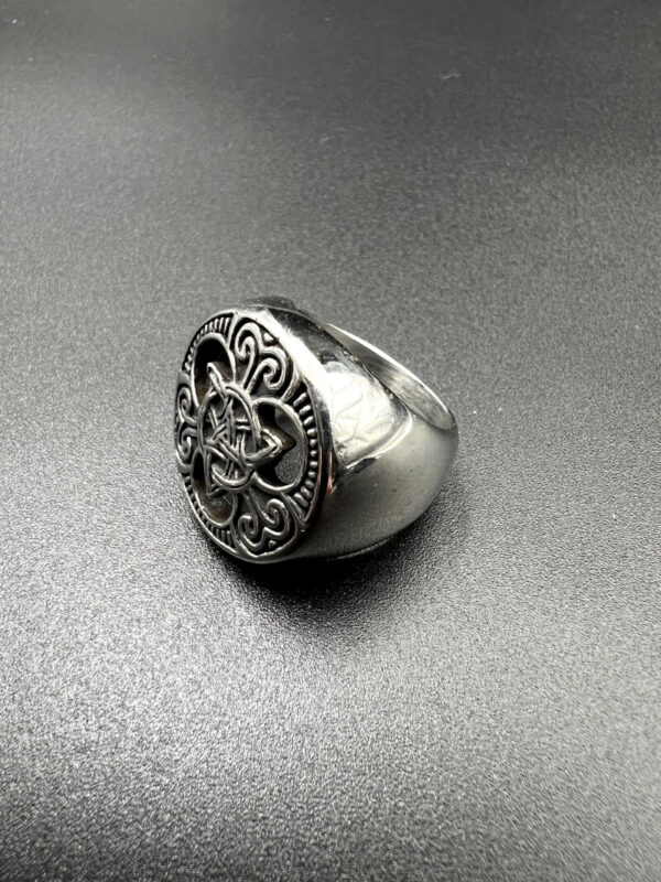 Triquetra ring